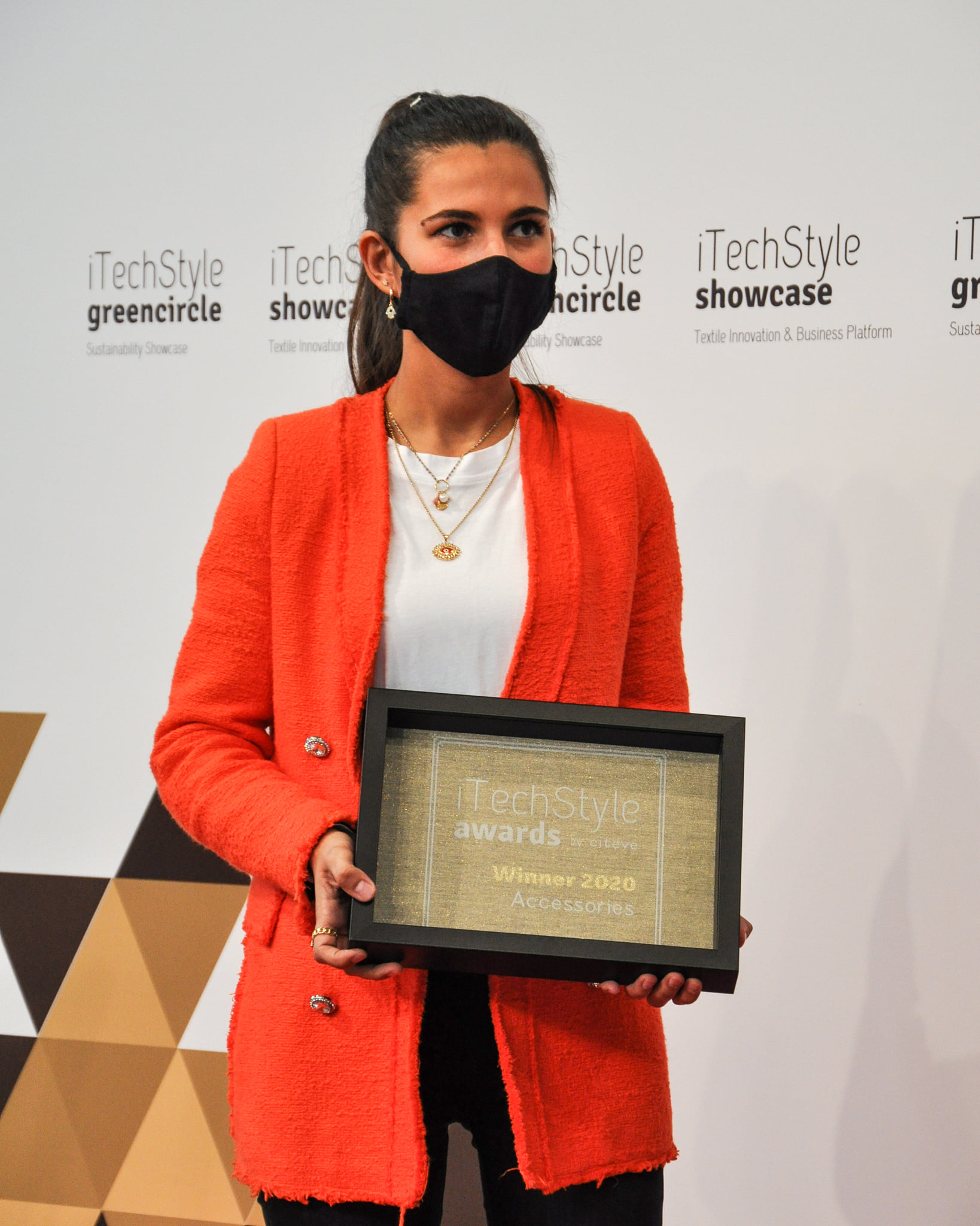 Rita Oliveira com o prémio ganho pelo Grupo Bordados Oliveira no iTechStyle Awards 2020, na categoria acessórios