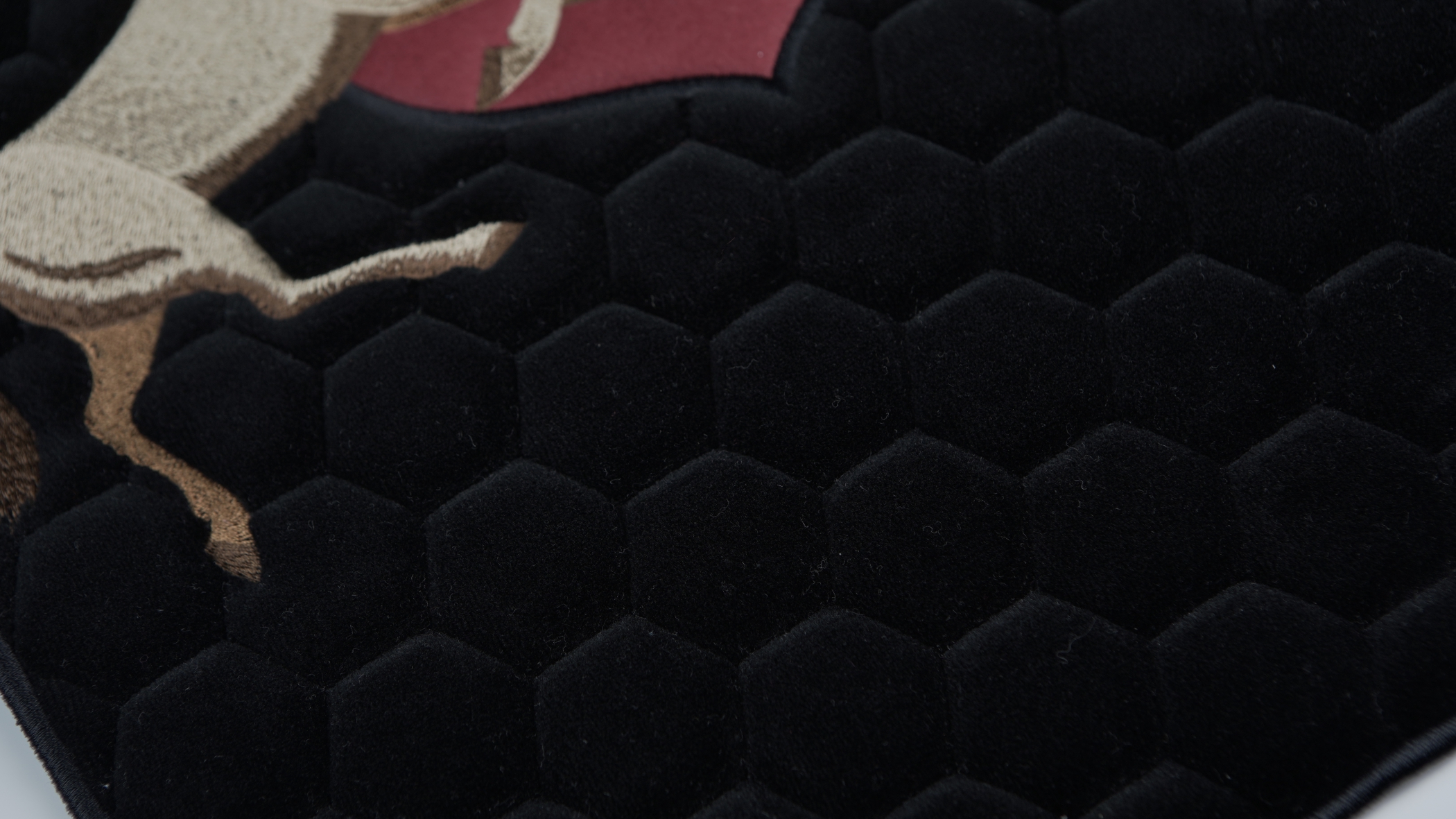 Detalhe de bordado acolchoado desenvolvido pela Bordados Oliveira na cor preta