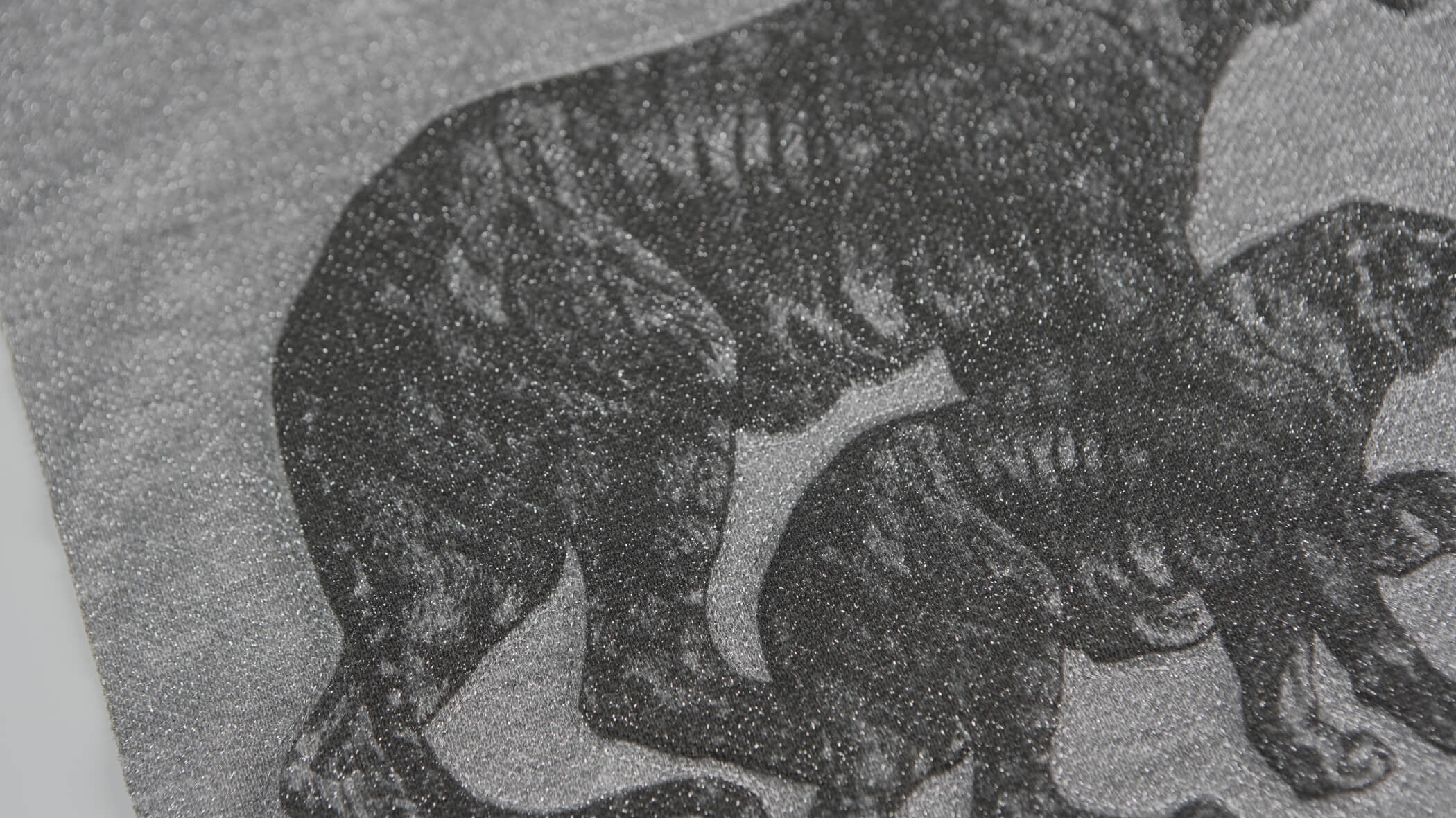 Pormenor de bordado acolchoado criado pela Bordados Oliveira em que se vê o desenho de dois tigres