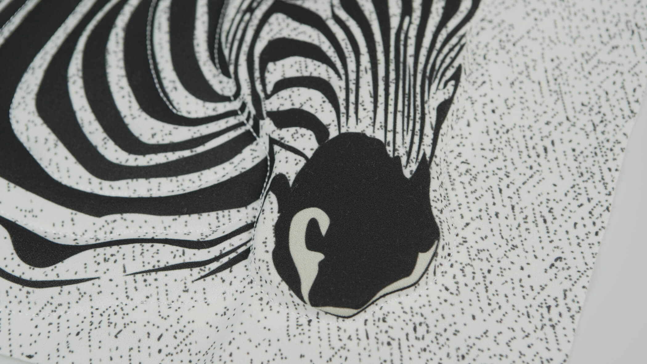 detalhe de bordado acolchoado em que é percetível a imagem de uma zebra