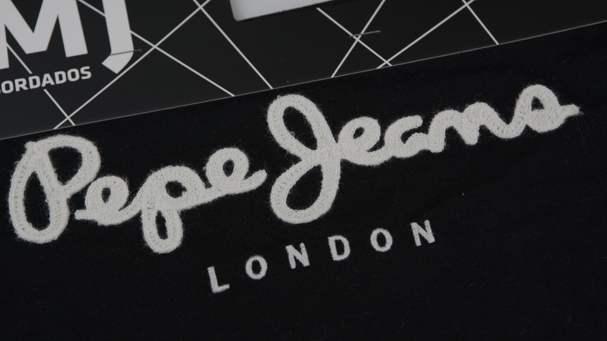 Bordado de ponto cadeia - Cornely desenvolvida pela Bordados Oliveira para a marca Pepe Jeans London
