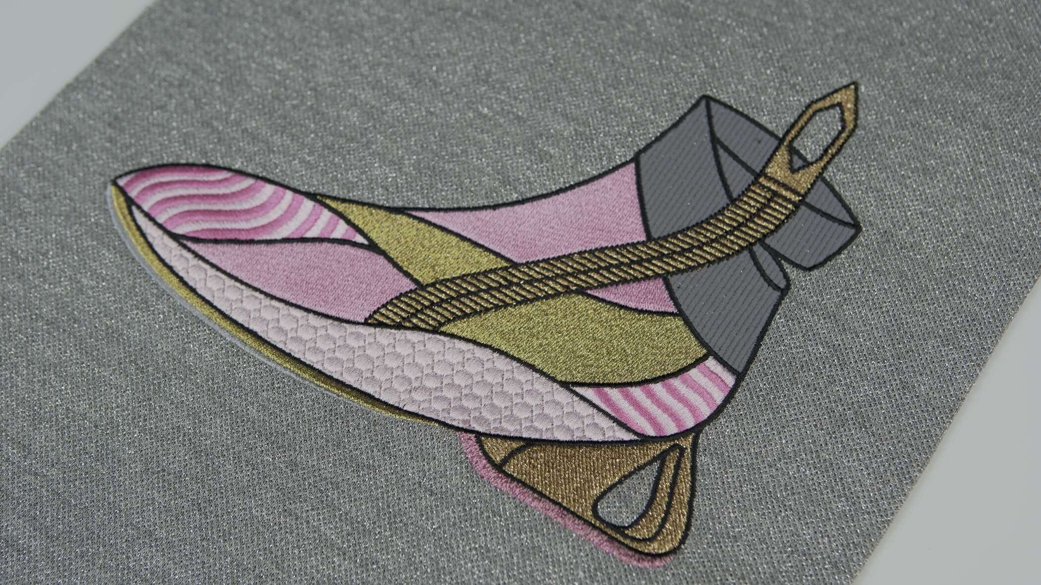 Desenho de um género de bota em tons cor de rosa, com apontamentos dourado e cinza, utilizando a técnica de bordado matizado com efeitos