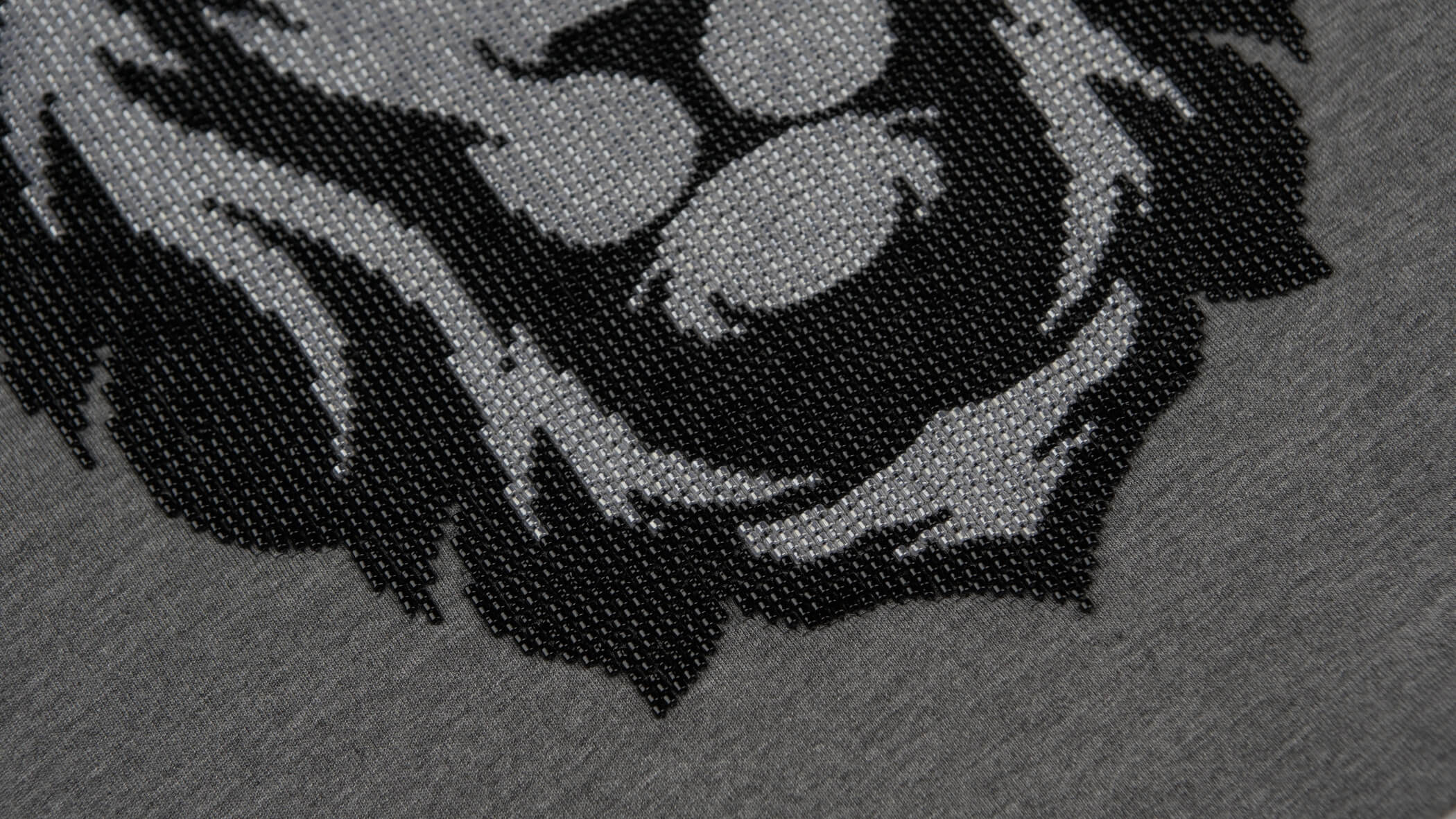 Detalhe do bordado de leão em missangas pretas e brancas desenvolvido pela Bordados Oliveira