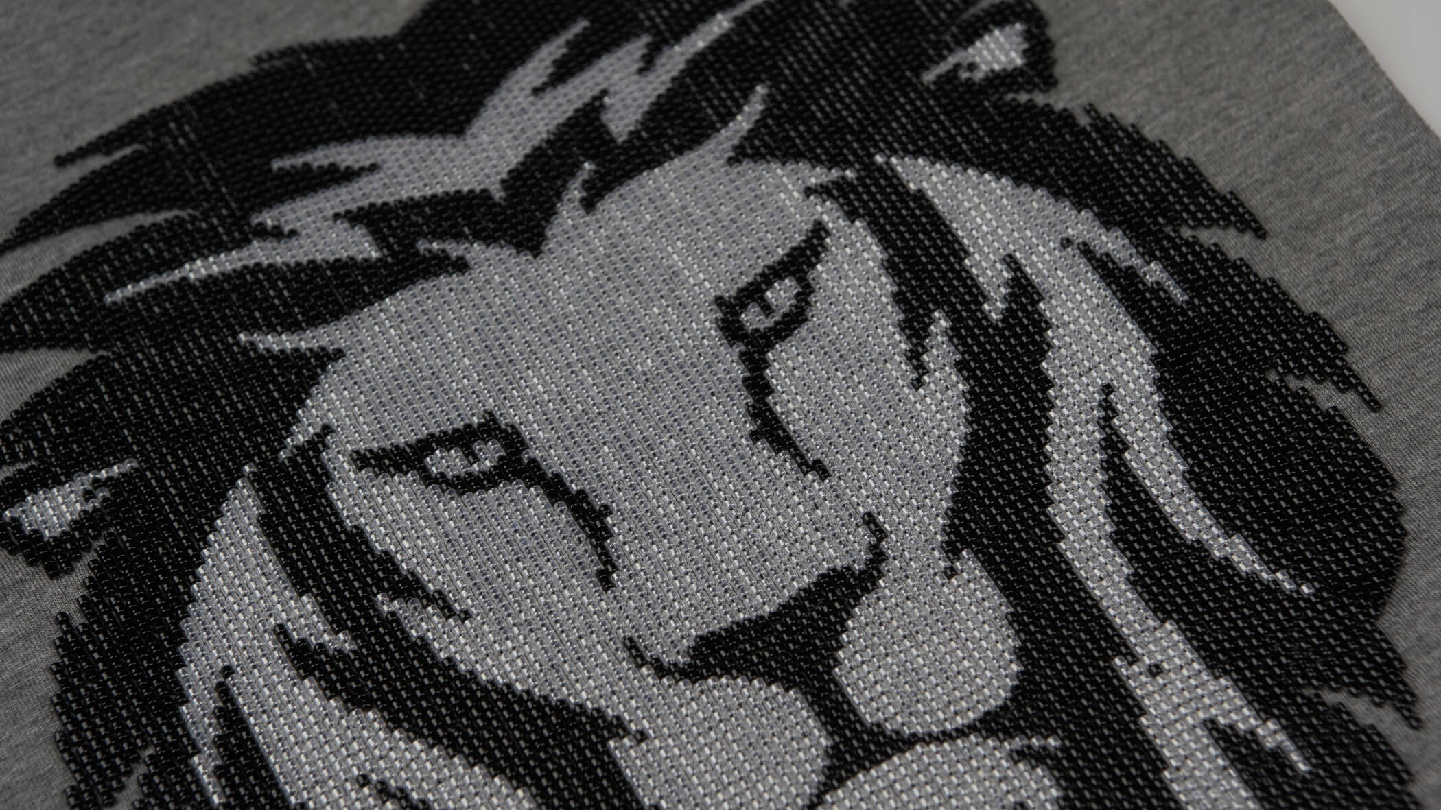 Bordado de leão em missangas pretas e brancas desenvolvido pela Bordados Oliveira