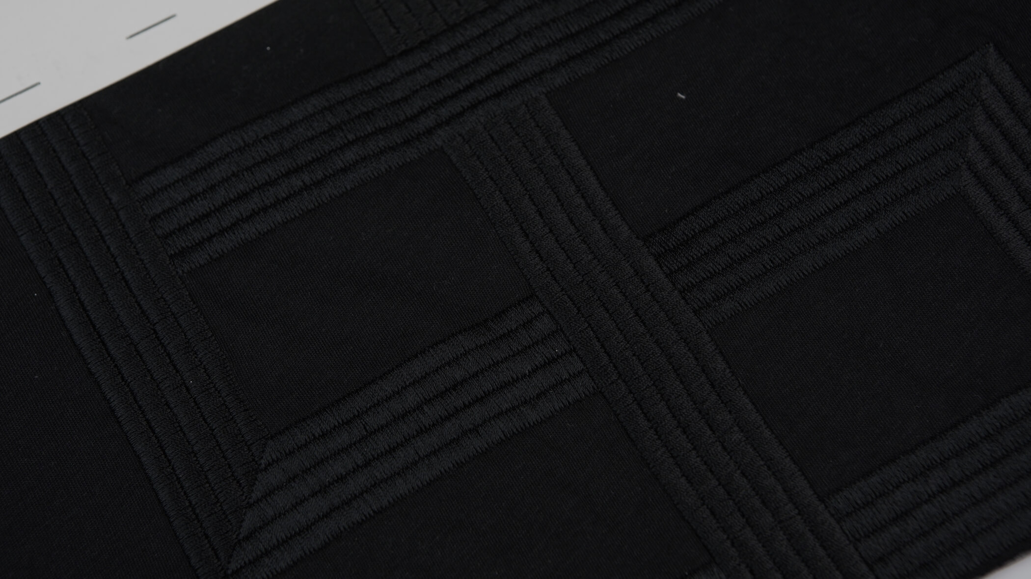 detalhe de bordado normal em preto sobre um fundo preto