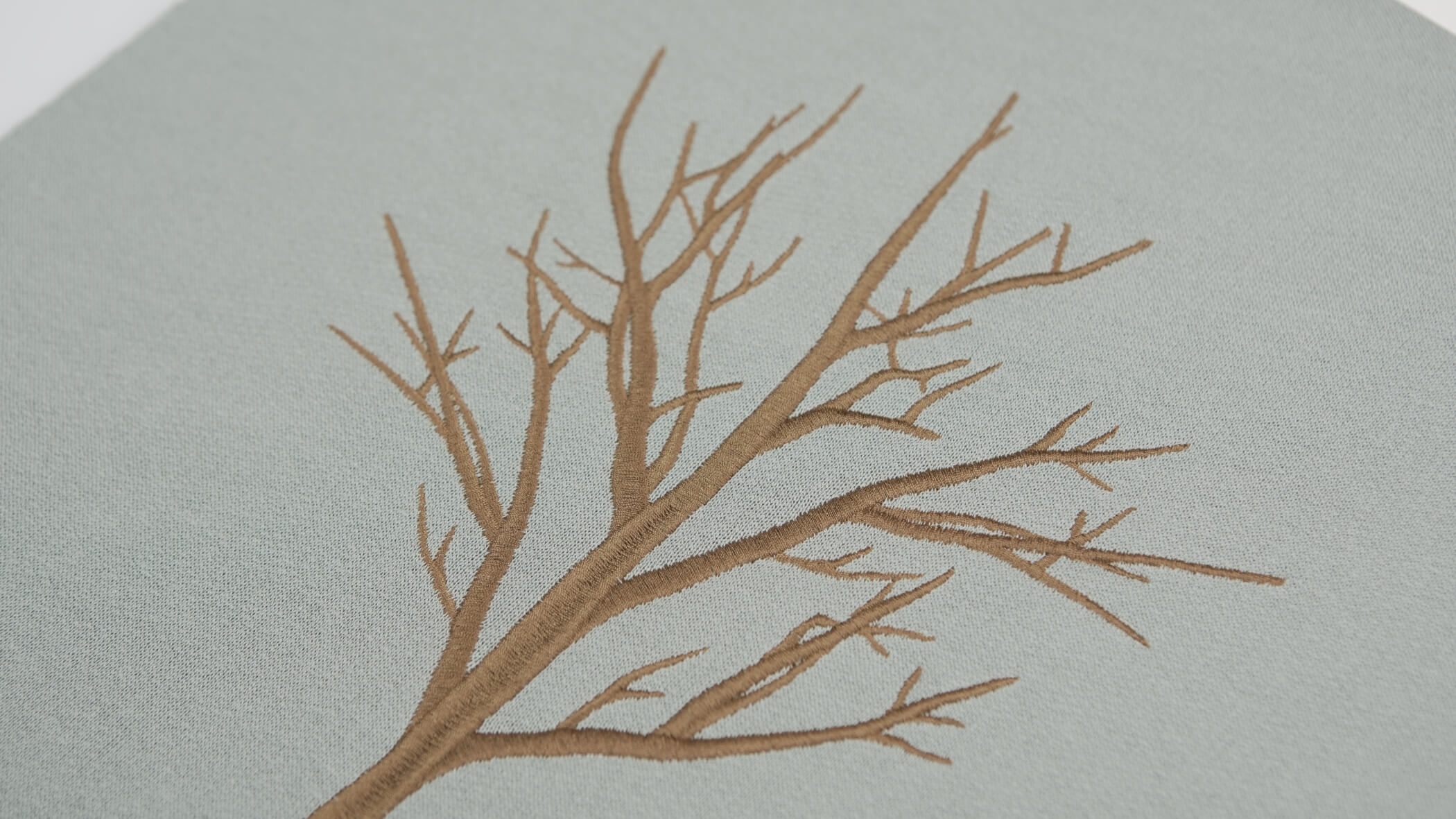 ramos de árvore sem folhas, com a cor castanha, criada através da técnica de bordado normal