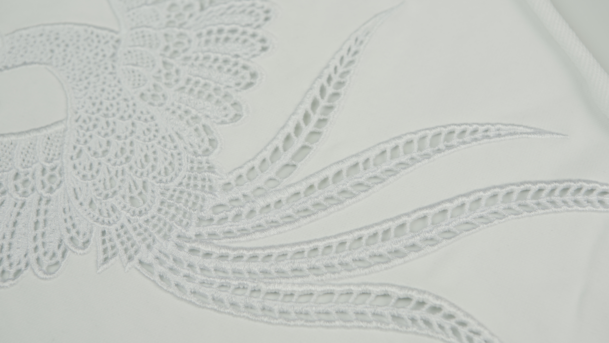 Bordado Boring ou imitação ponto inglês em branco sobre fundo branco formando um desenho de um pássaro